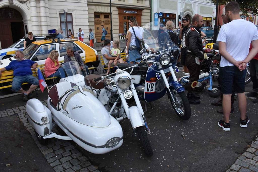 Ze startu XIV. Slánského okruhu - průjezd Londou.