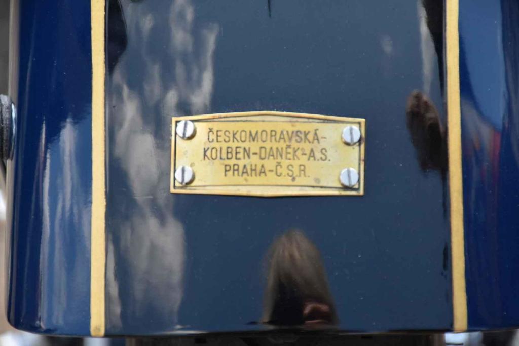 Ze startu XIV. Slánského okruhu - průjezd Londou.