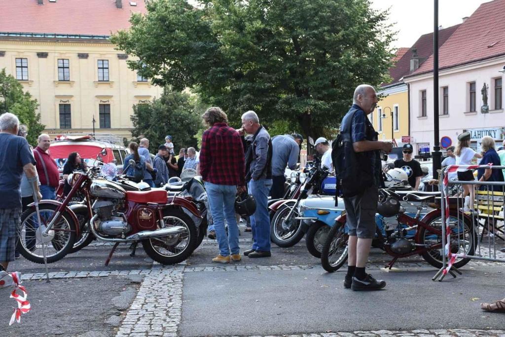 Ze startu XIV. Slánského okruhu - průjezd Londou.