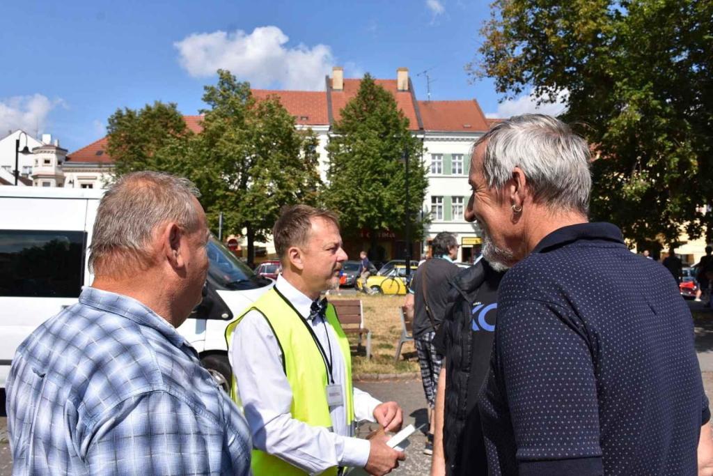 Ze startu XIV. Slánského okruhu - průjezd Londou.
