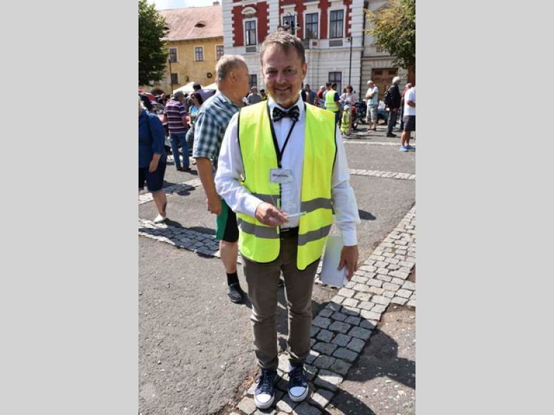 Ze startu XIV. Slánského okruhu - průjezd Londou.