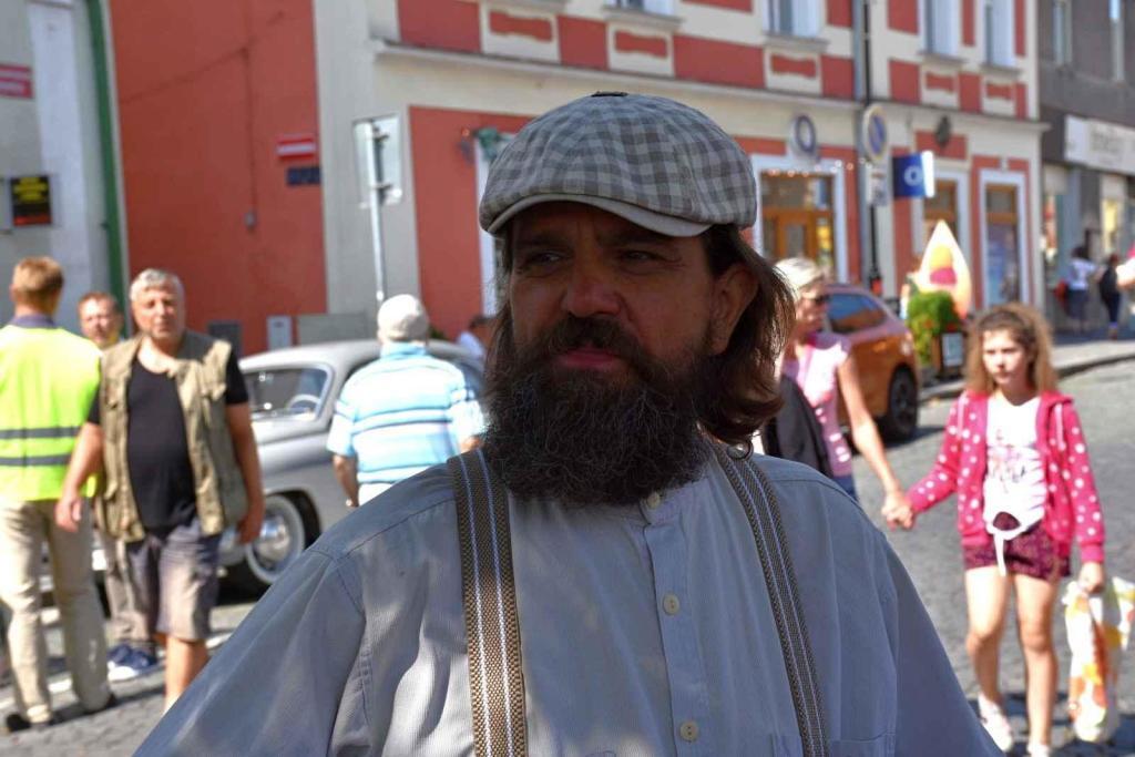 Ze startu XIV. Slánského okruhu - průjezd Londou.