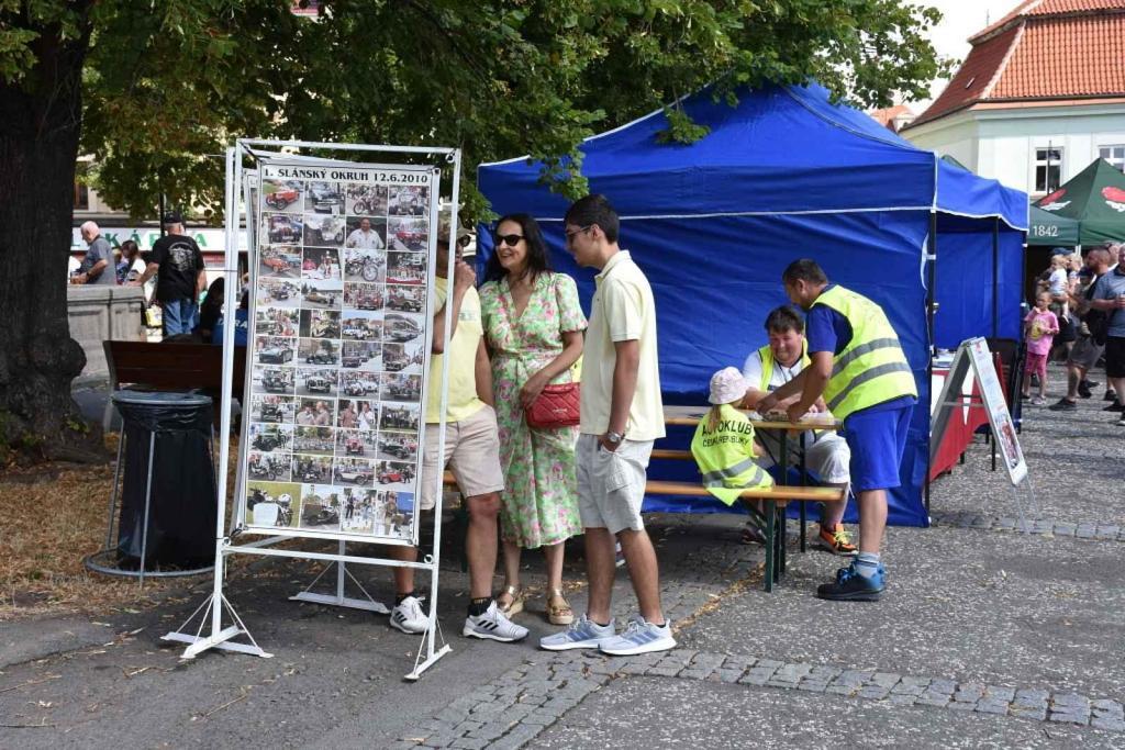 Ze startu XIV. Slánského okruhu - průjezd Londou.