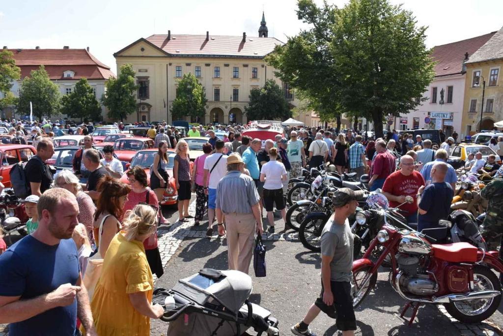 Ze startu XIV. Slánského okruhu - průjezd Londou.
