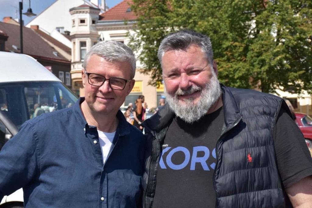 Ze startu XIV. Slánského okruhu - průjezd Londou.