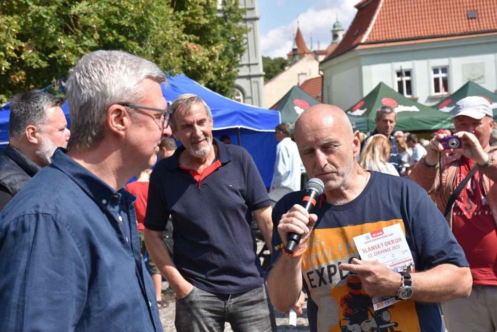 Ze startu XIV. Slánského okruhu - průjezd Londou.