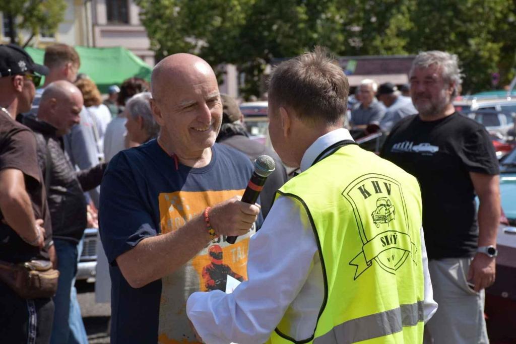 Ze startu XIV. Slánského okruhu - průjezd Londou.