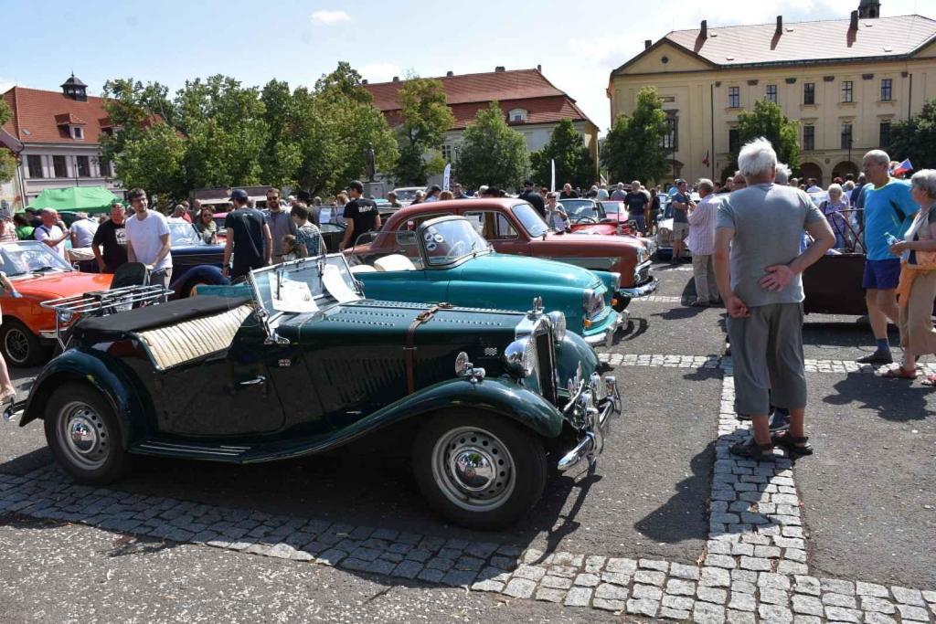 Ze startu XIV. Slánského okruhu - průjezd Londou.
