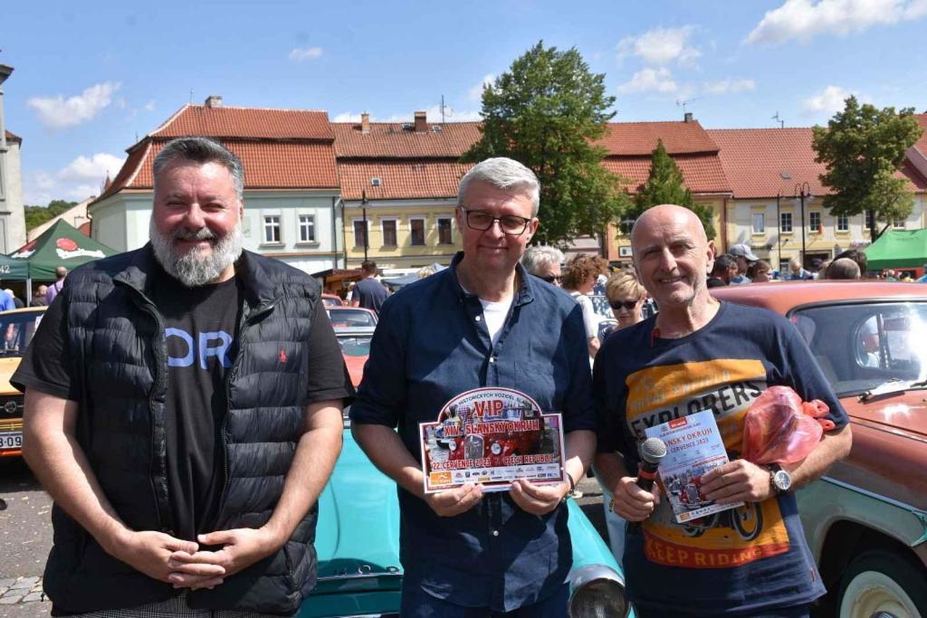 Ze startu XIV. Slánského okruhu - průjezd Londou.