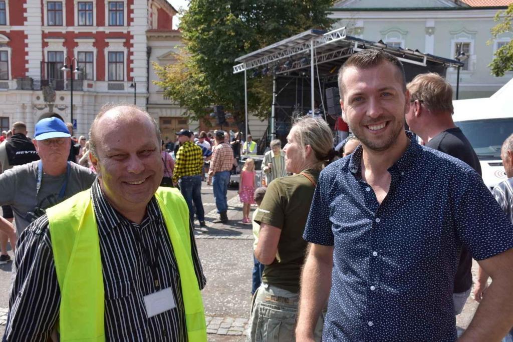 Ze startu XIV. Slánského okruhu - průjezd Londou.