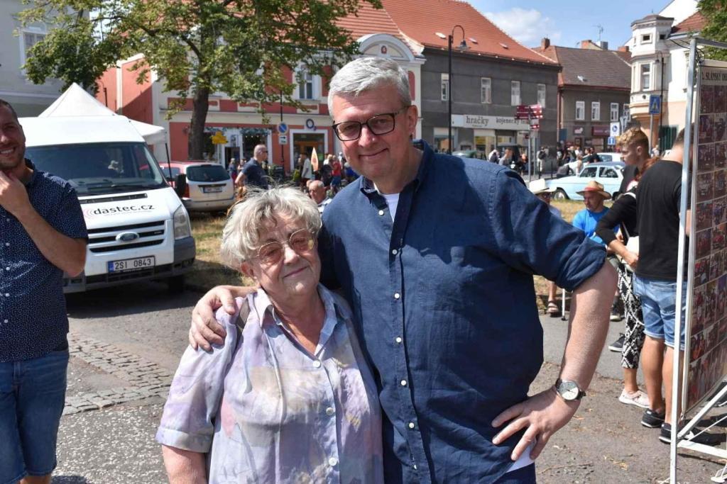 Ze startu XIV. Slánského okruhu - průjezd Londou.