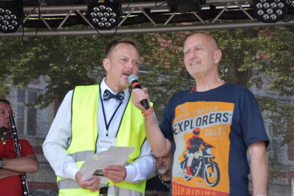 Ze startu XIV. Slánského okruhu - průjezd Londou.