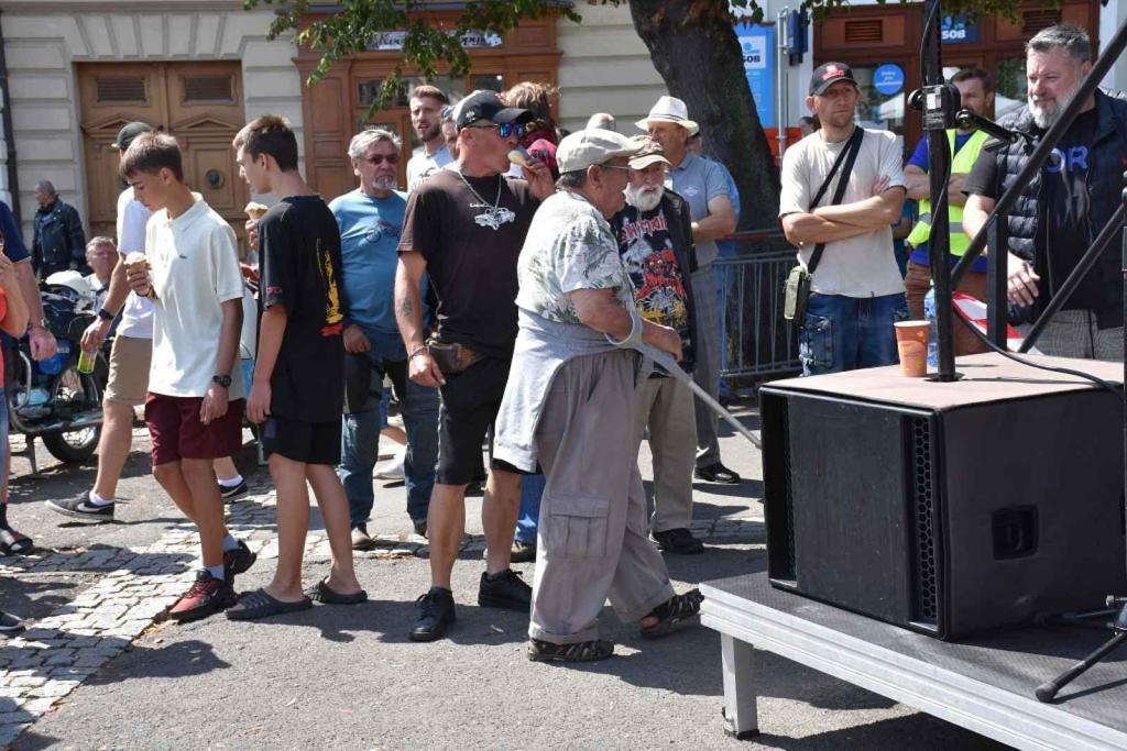 Ze startu XIV. Slánského okruhu - průjezd Londou.