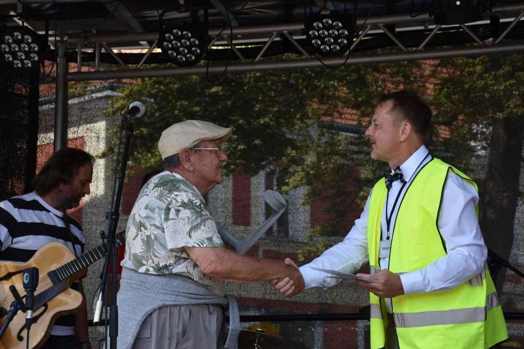 Ze startu XIV. Slánského okruhu - průjezd Londou.
