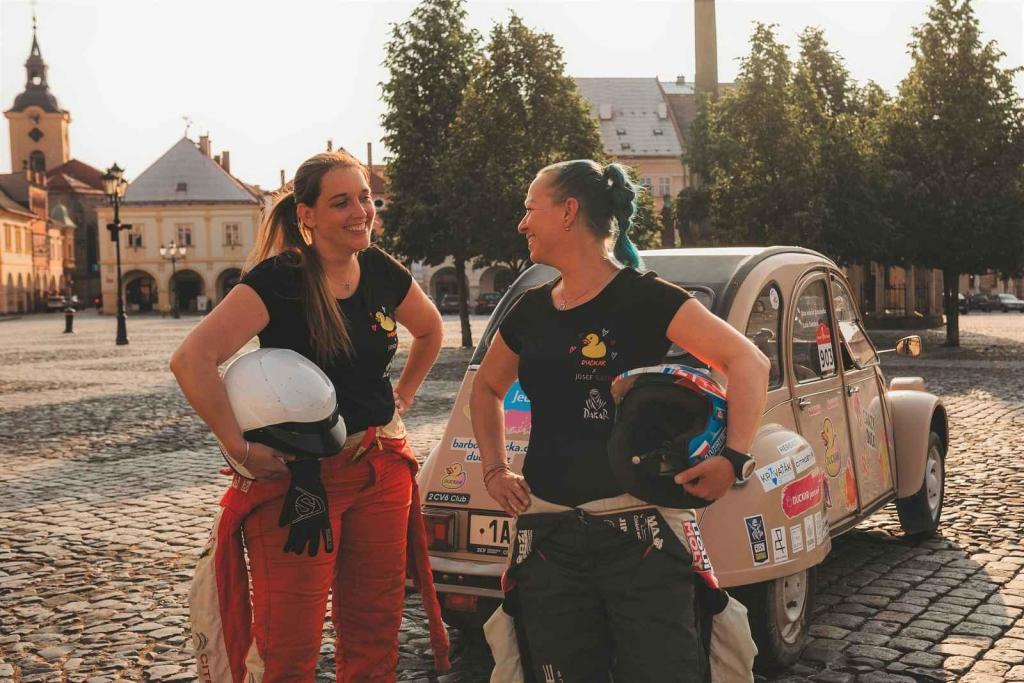 Na sedadlo navigátora usedne Lucie Engová (vpravo).