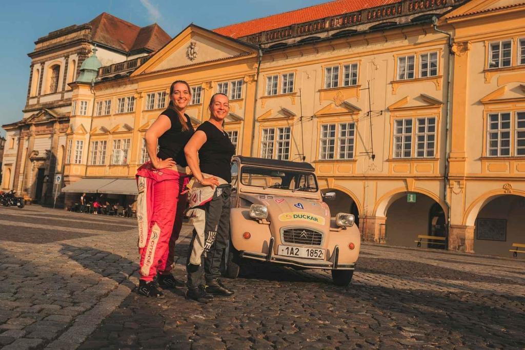 Bára s Luckou se již znají ze závodů rally a věří, že spolu zvládnou i ten nejnáročnější - Dakar.