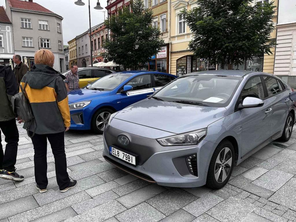 Sraz elektromobilů na náměstí ve Valašském Meziříčí, 5. srpna 2023.