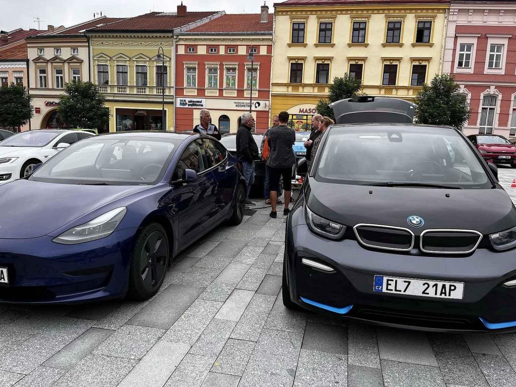 Sraz elektromobilů na náměstí ve Valašském Meziříčí, 5. srpna 2023.
