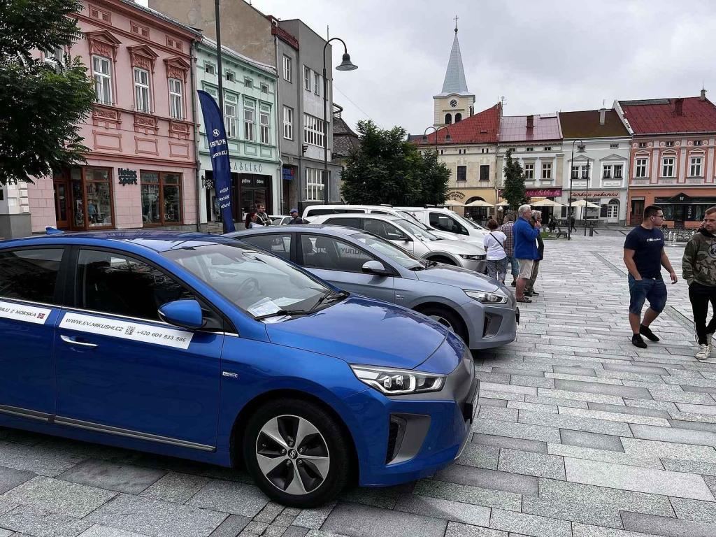 Sraz elektromobilů na náměstí ve Valašském Meziříčí, 5. srpna 2023.