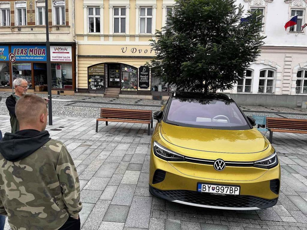 Sraz elektromobilů na náměstí ve Valašském Meziříčí, 5. srpna 2023.