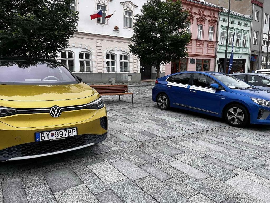 Sraz elektromobilů na náměstí ve Valašském Meziříčí, 5. srpna 2023.