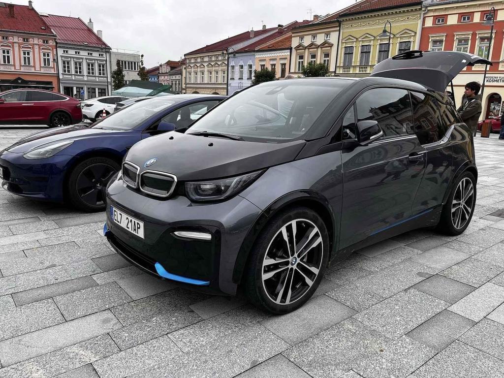 Sraz elektromobilů na náměstí ve Valašském Meziříčí, 5. srpna 2023.