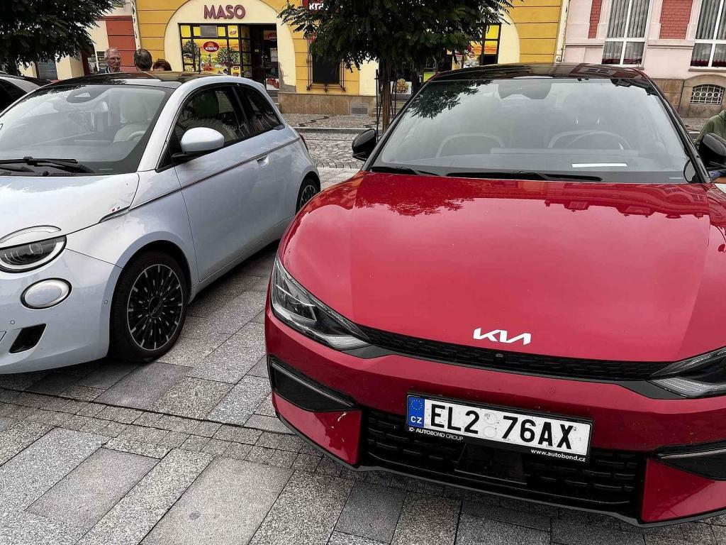 Sraz elektromobilů na náměstí ve Valašském Meziříčí, 5. srpna 2023.