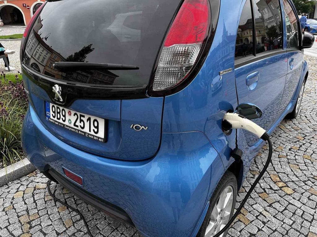 Sraz elektromobilů na náměstí ve Valašském Meziříčí, 5. srpna 2023.