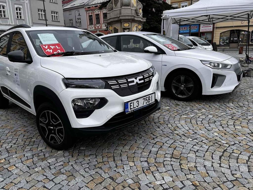Sraz elektromobilů na náměstí ve Valašském Meziříčí, 5. srpna 2023.