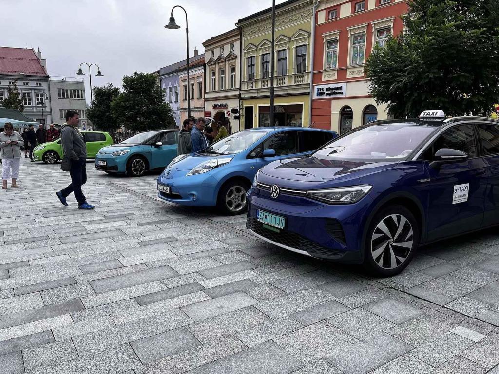 Sraz elektromobilů na náměstí ve Valašském Meziříčí, 5. srpna 2023.