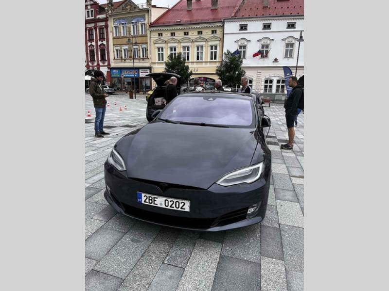 Sraz elektromobilů na náměstí ve Valašském Meziříčí, 5. srpna 2023.