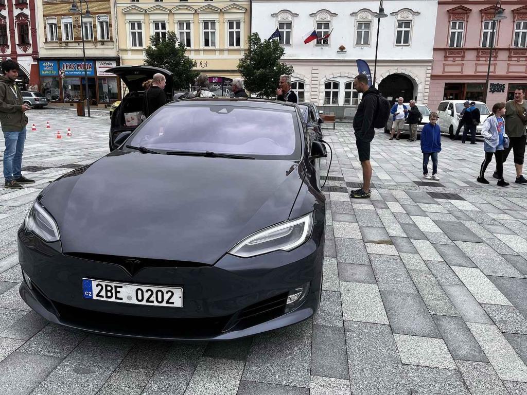 Sraz elektromobilů na náměstí ve Valašském Meziříčí, 5. srpna 2023.