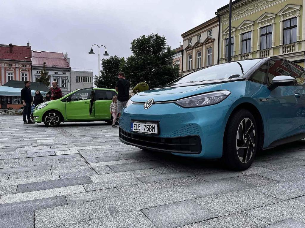 Sraz elektromobilů na náměstí ve Valašském Meziříčí, 5. srpna 2023.