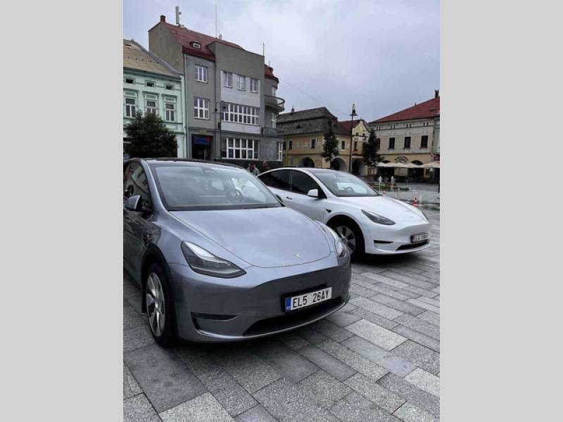 Sraz elektromobilů na náměstí ve Valašském Meziříčí, 5. srpna 2023.