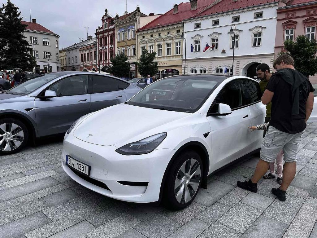 Sraz elektromobilů na náměstí ve Valašském Meziříčí, 5. srpna 2023.