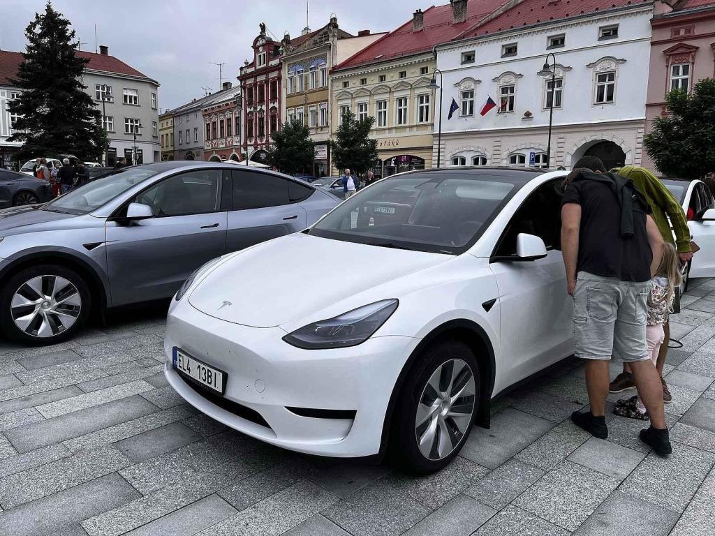 Sraz elektromobilů na náměstí ve Valašském Meziříčí, 5. srpna 2023.