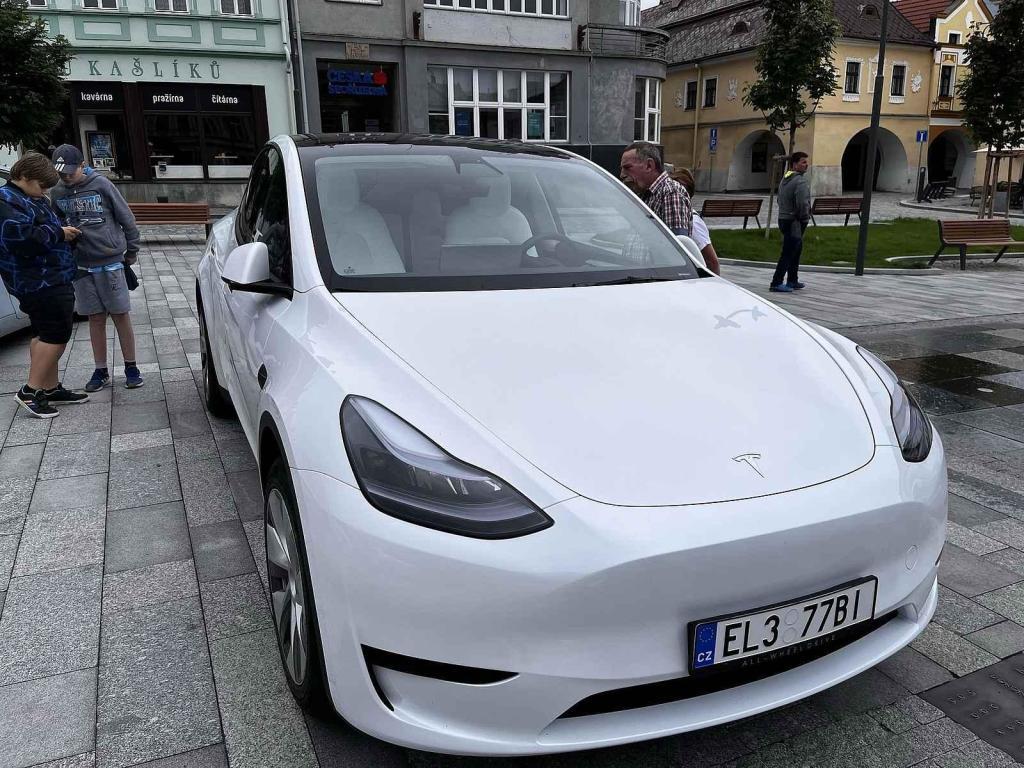 Sraz elektromobilů na náměstí ve Valašském Meziříčí, 5. srpna 2023.