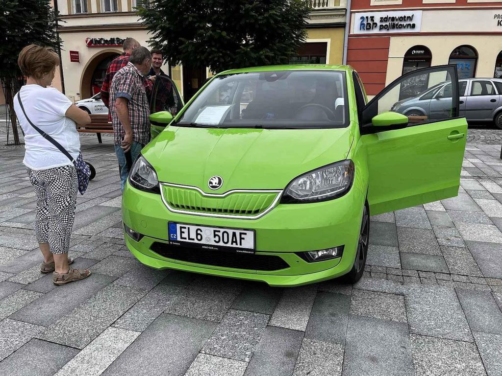Sraz elektromobilů na náměstí ve Valašském Meziříčí, 5. srpna 2023.