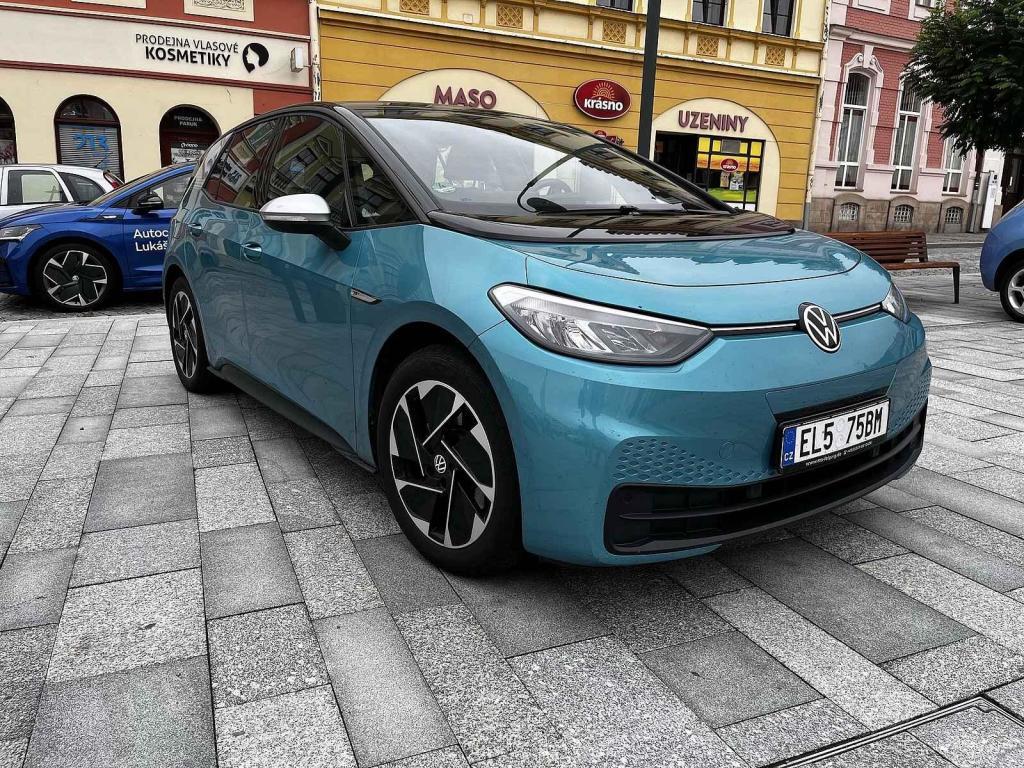 Sraz elektromobilů na náměstí ve Valašském Meziříčí, 5. srpna 2023.