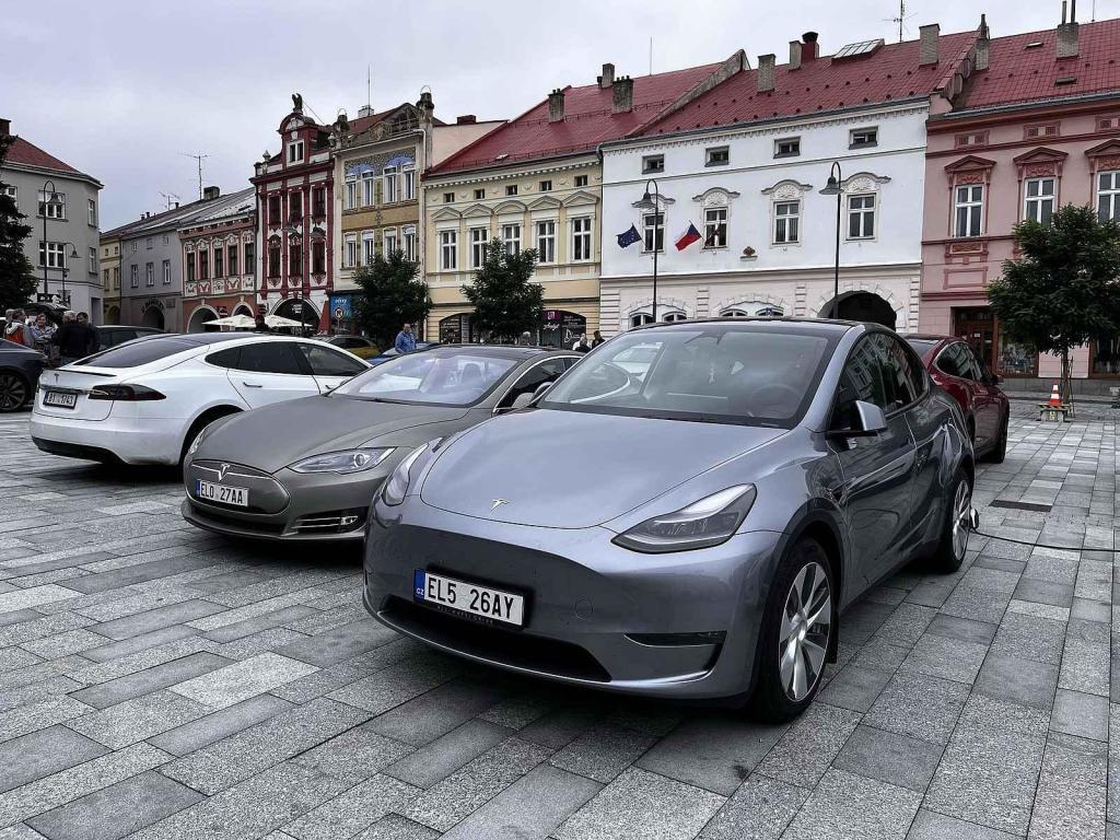 Sraz elektromobilů na náměstí ve Valašském Meziříčí, 5. srpna 2023.