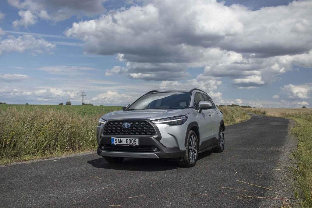 Tvarem přídě nezapře svého většího příbuzného - Toyotu RAV4.