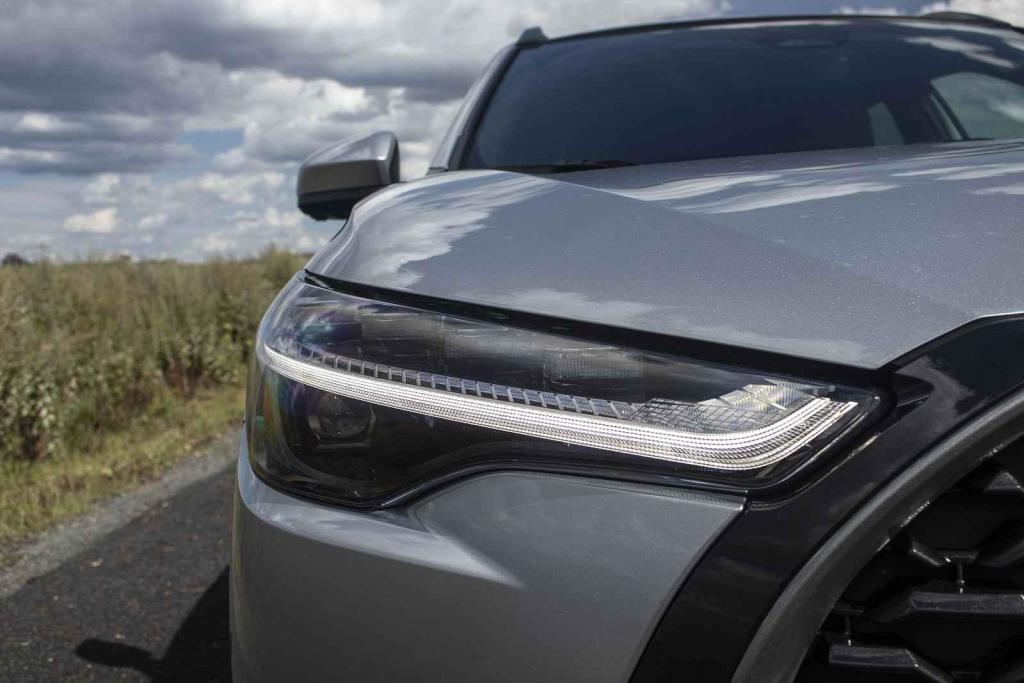 LEDková světla s automatickým přepínáním dálkového svícení jsou již v základní výbavě.