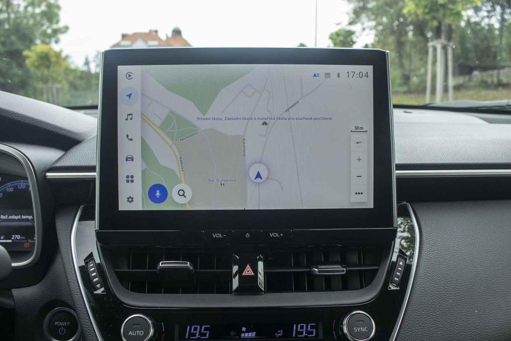 Infotainment má povedenou navigaci obsahující aktuální informace o dopravě.