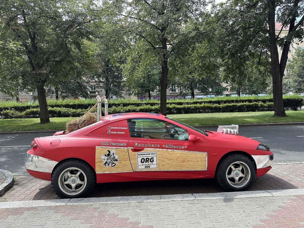Na Hlavní třídě v Ostravě-Porubě se objevilo další výstřední auto z dílny organizátorů akce Gumbalkan, 16. srpna 2023 v Ostravě.