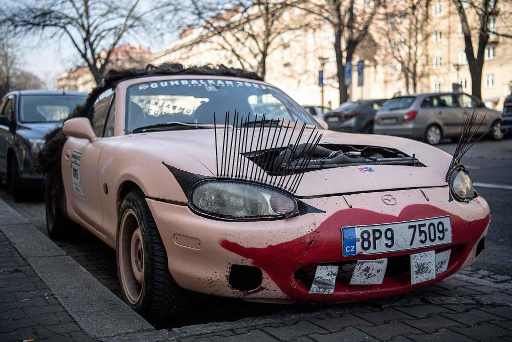 Netradičně vypadající auto pořadatelů akce Gumbalkan, 2. března 2023, Ostrava.