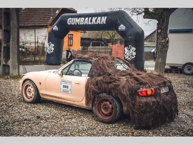 Netradičně vypadající auto pořadatelů akce Gumbalkan.