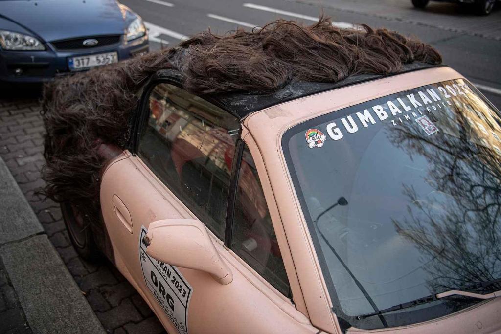 Netradičně vypadající auto pořadatelů akce Gumbalkan, 2. března 2023, Ostrava.