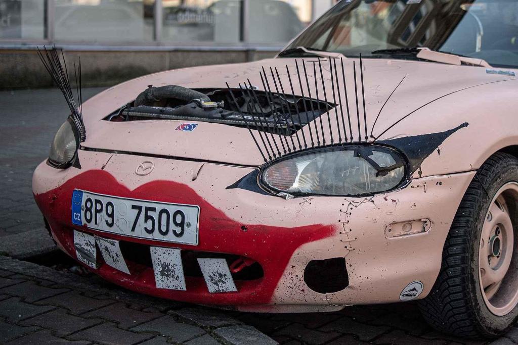 Netradičně vypadající auto pořadatelů akce Gumbalkan, 2. března 2023, Ostrava.