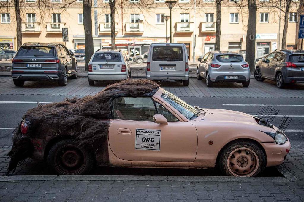 Netradičně vypadající auto pořadatelů akce Gumbalkan, 2. března 2023, Ostrava.