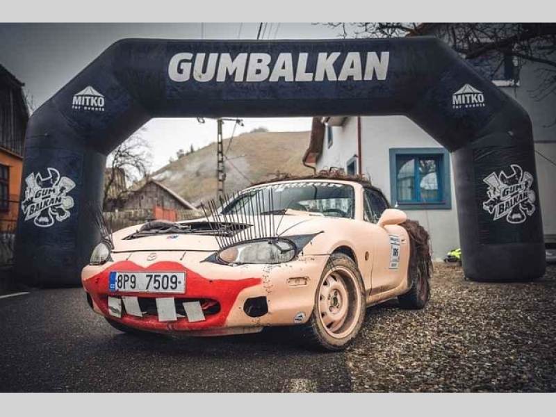 Netradičně vypadající auto pořadatelů akce Gumbalkan.